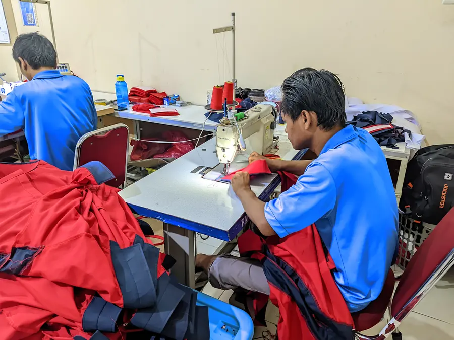 Penjahit bekerja di lini produksi garmen