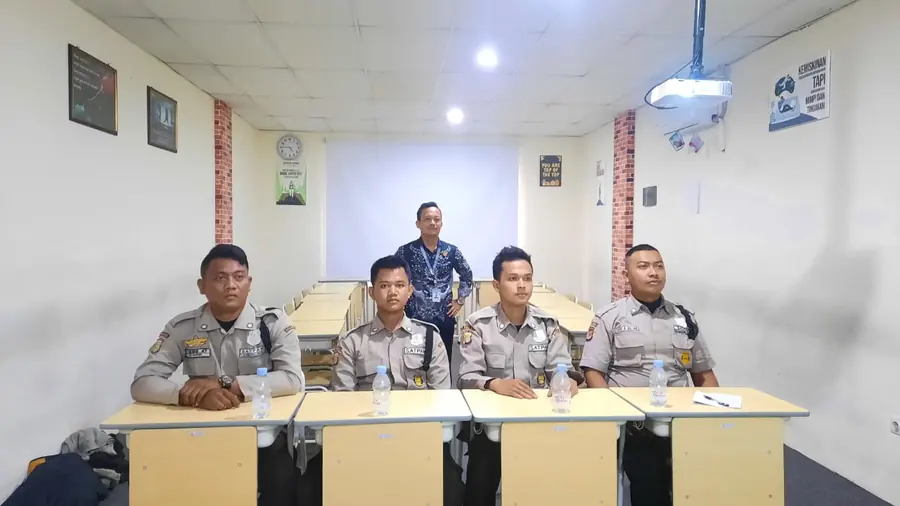 Tim keamanan (satpam) di ruang pertemuan