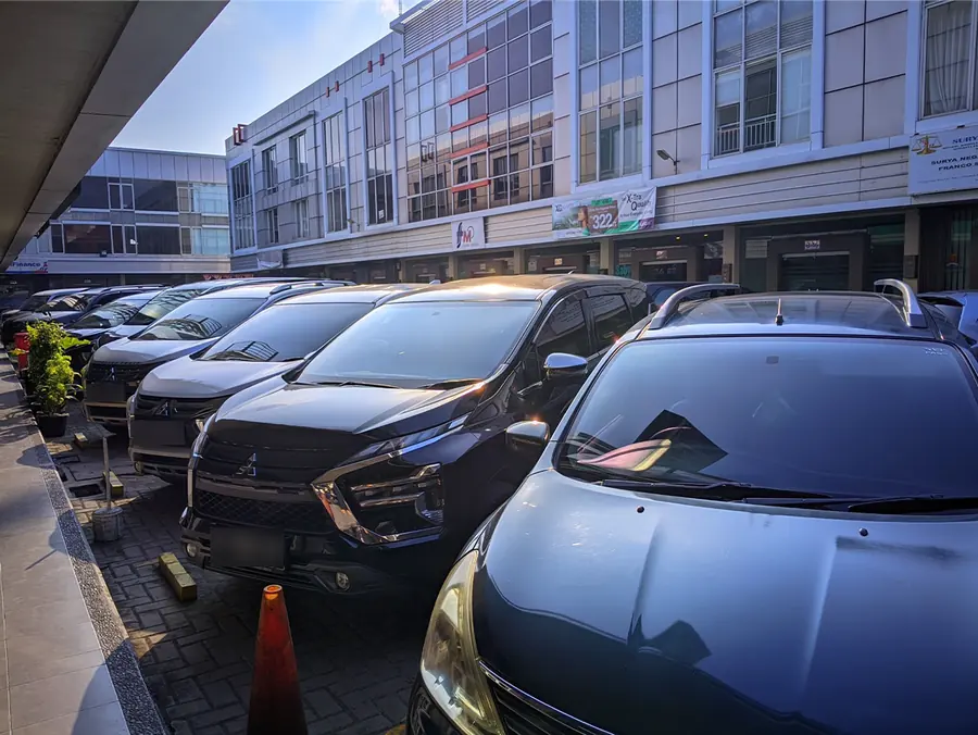 Deretan mobil sewa di area parkir