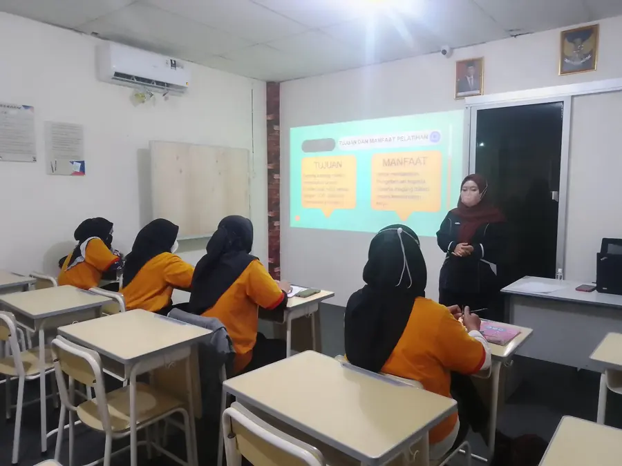 Sesi materi pelatihan dengan layar proyektor
