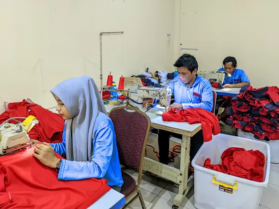Penjahit Merapikan Bahan Merah