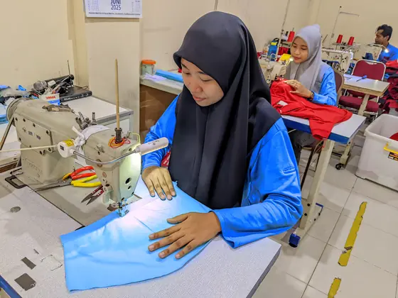 Menjahit Bahan Biru