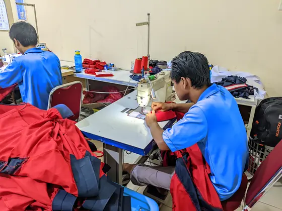 Penjahit di Mesin Jahit