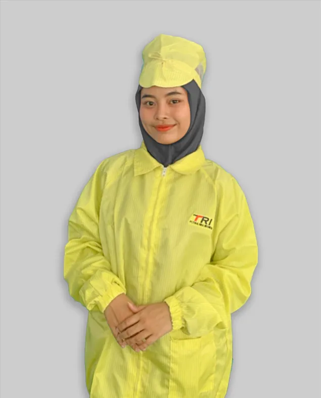 Model mengenakan jaket anti statik kuning dengan penutup kepala