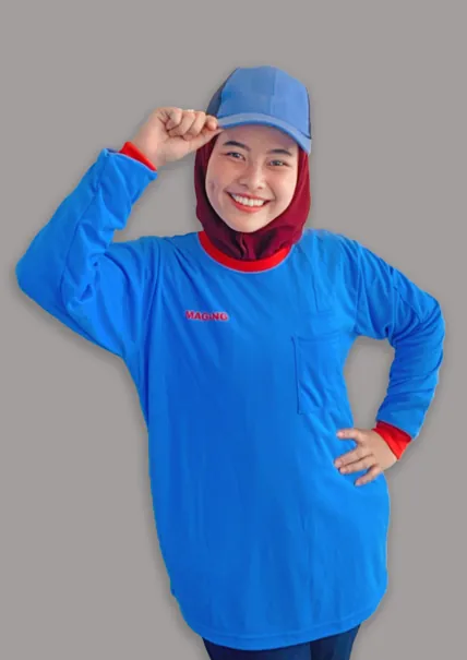 Model mengenakan kaos lengan panjang biru dengan topi