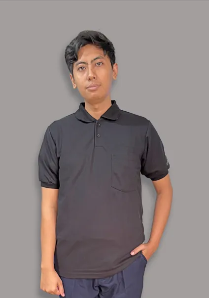 Model mengenakan polo shirt kerja hitam
