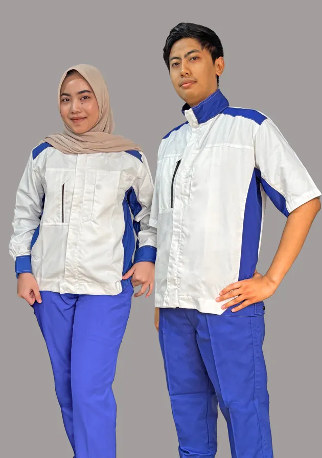 Dua model mengenakan seragam kerja lapangan putih-biru