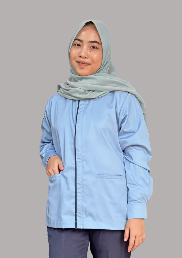 Model mengenakan seragam kerja lengan panjang biru muda